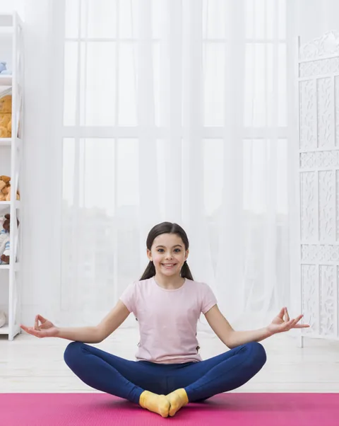 Schülerin bei einer Wohlfühl-Session mit Yoga und Atemübungen